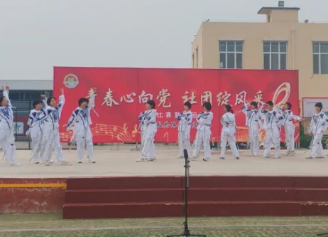 河北宁晋换马店中学举办红歌比赛暨社团展演